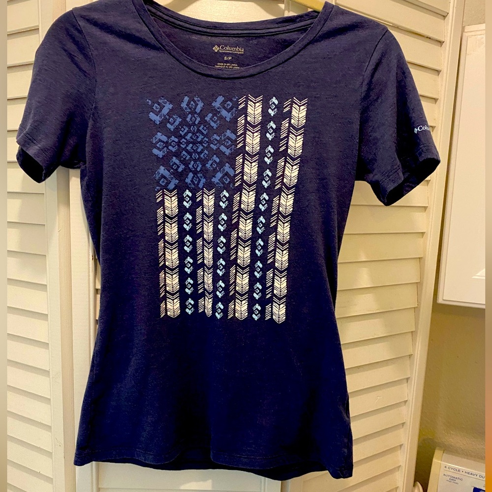 COLUMBIA Women’s “Abstract Flag Graphic T-Shirt” Size Small Blue EUC